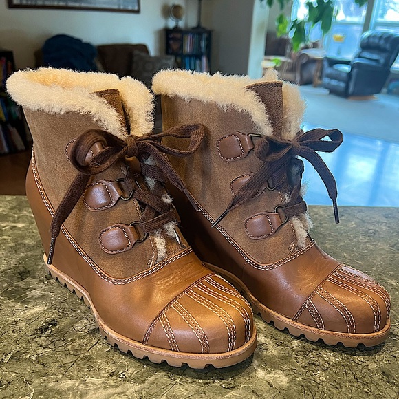 Ugg Wedge 7.5 Rain/Snow Boots ✨ - Picture 1 of 5